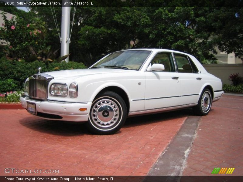 Front 3/4 View of 2000 Silver Seraph 