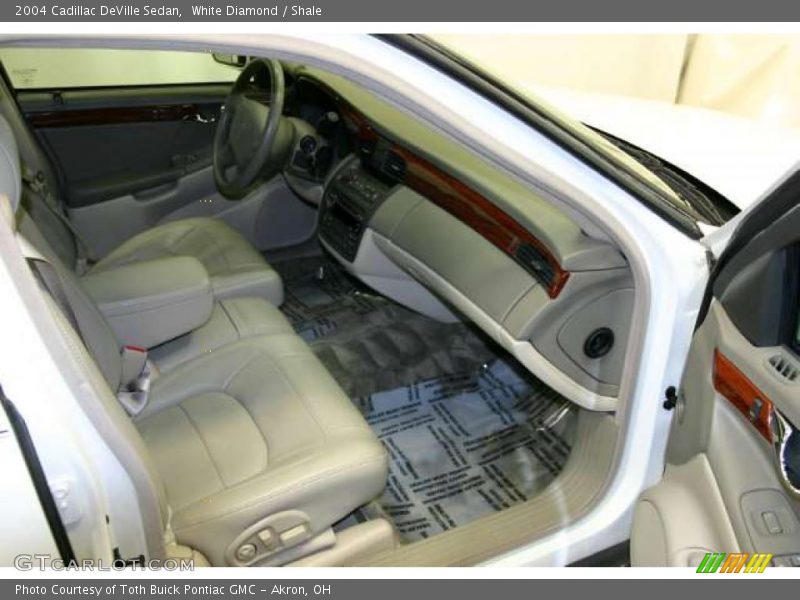 White Diamond / Shale 2004 Cadillac DeVille Sedan