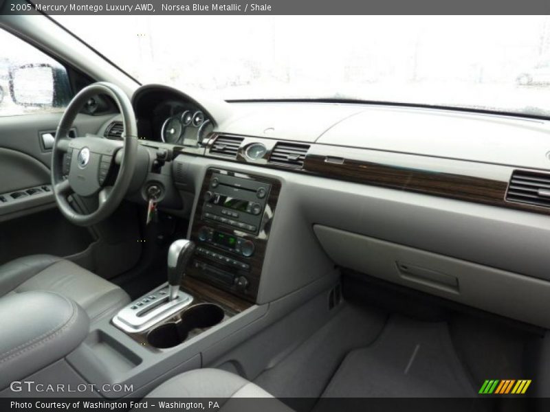 Dashboard of 2005 Montego Luxury AWD