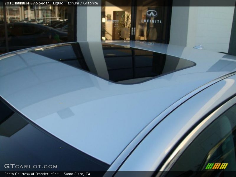 Sunroof of 2011 M 37 S Sedan