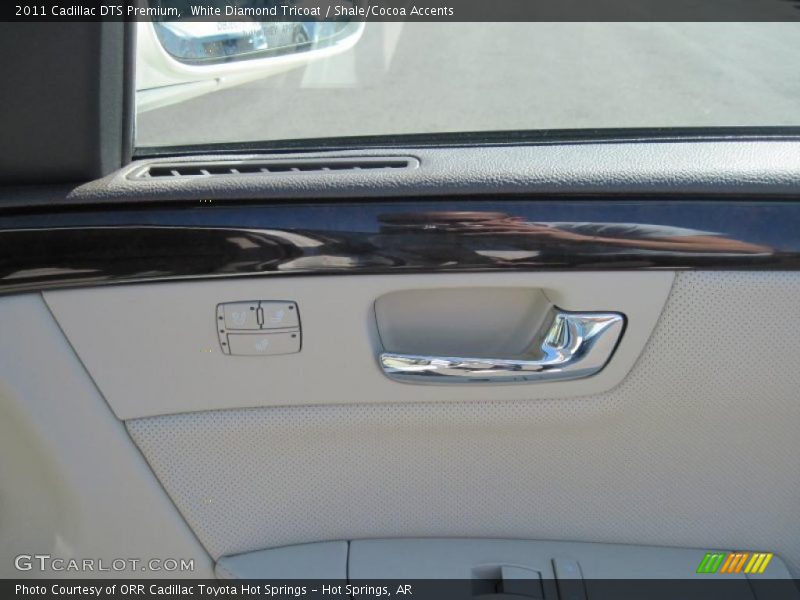 White Diamond Tricoat / Shale/Cocoa Accents 2011 Cadillac DTS Premium