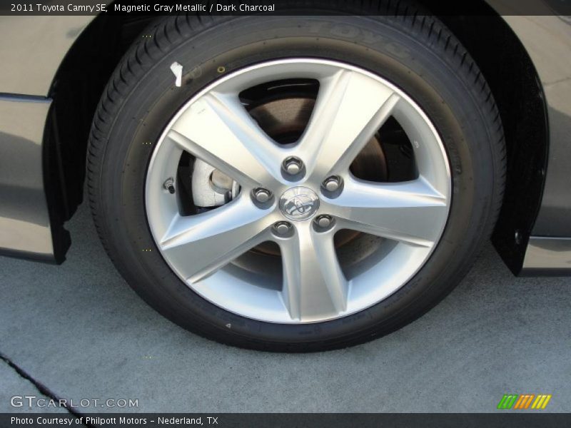Magnetic Gray Metallic / Dark Charcoal 2011 Toyota Camry SE