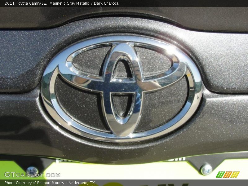 Magnetic Gray Metallic / Dark Charcoal 2011 Toyota Camry SE