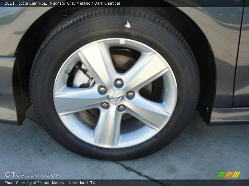 Magnetic Gray Metallic / Dark Charcoal 2011 Toyota Camry SE
