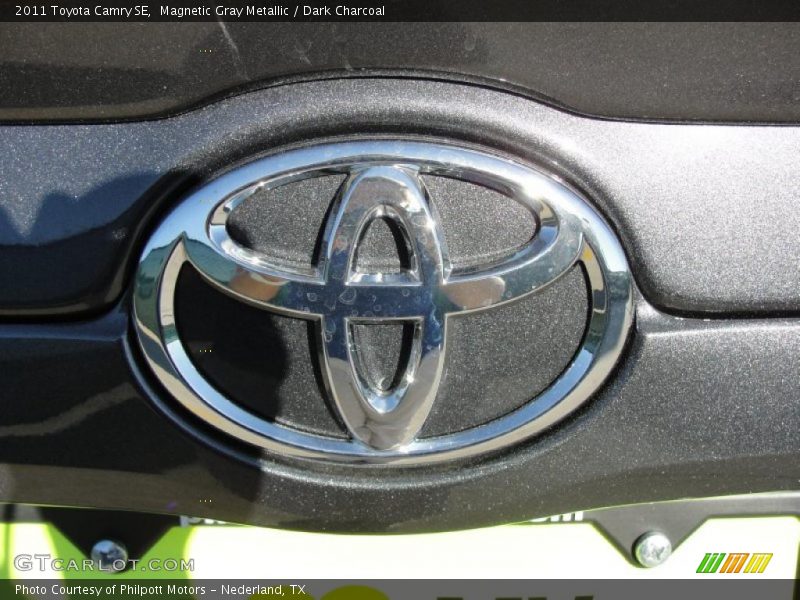 Magnetic Gray Metallic / Dark Charcoal 2011 Toyota Camry SE