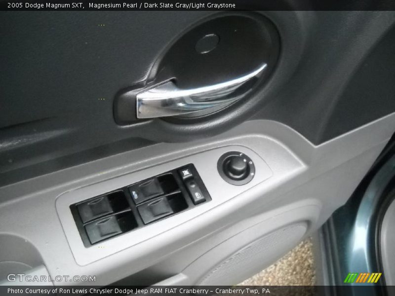 Magnesium Pearl / Dark Slate Gray/Light Graystone 2005 Dodge Magnum SXT