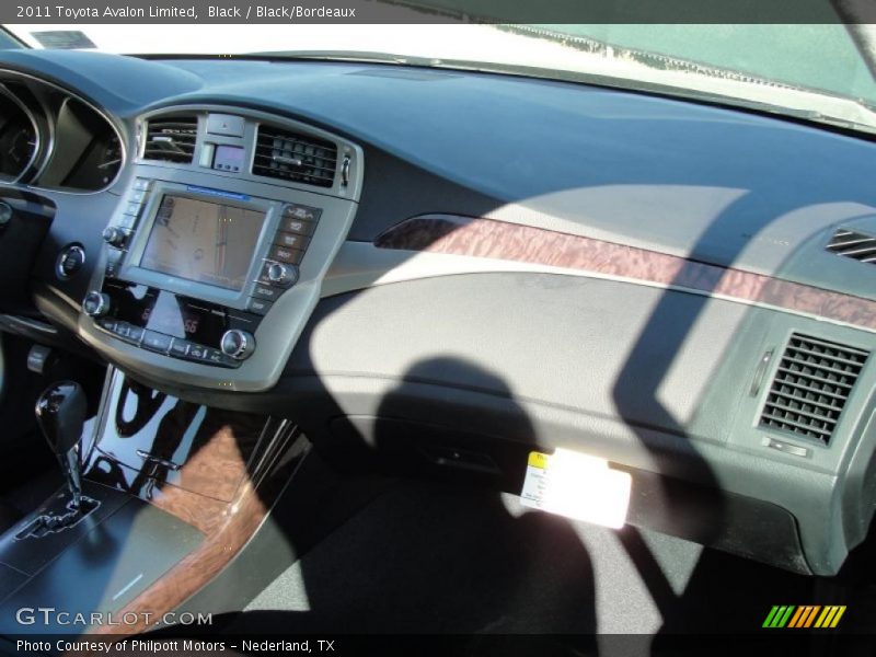 Black / Black/Bordeaux 2011 Toyota Avalon Limited