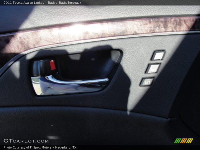 Black / Black/Bordeaux 2011 Toyota Avalon Limited