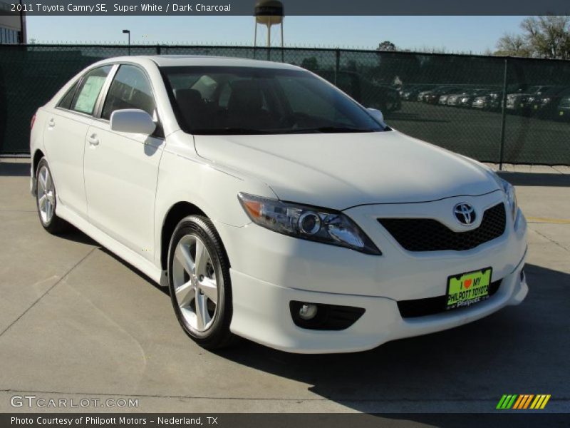 Super White / Dark Charcoal 2011 Toyota Camry SE