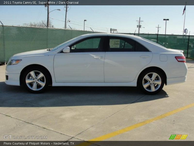 Super White / Dark Charcoal 2011 Toyota Camry SE