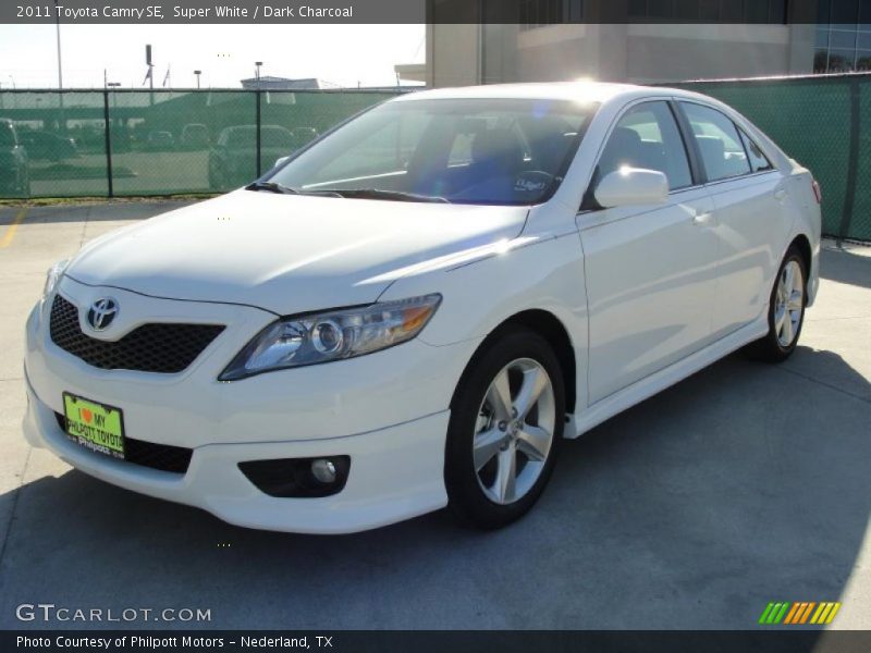 Super White / Dark Charcoal 2011 Toyota Camry SE
