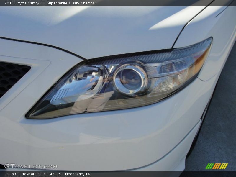 Super White / Dark Charcoal 2011 Toyota Camry SE