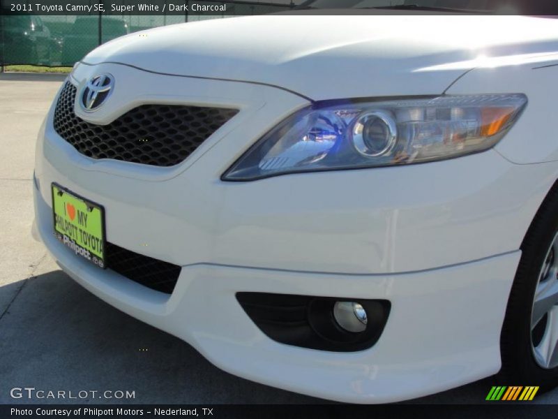 Super White / Dark Charcoal 2011 Toyota Camry SE