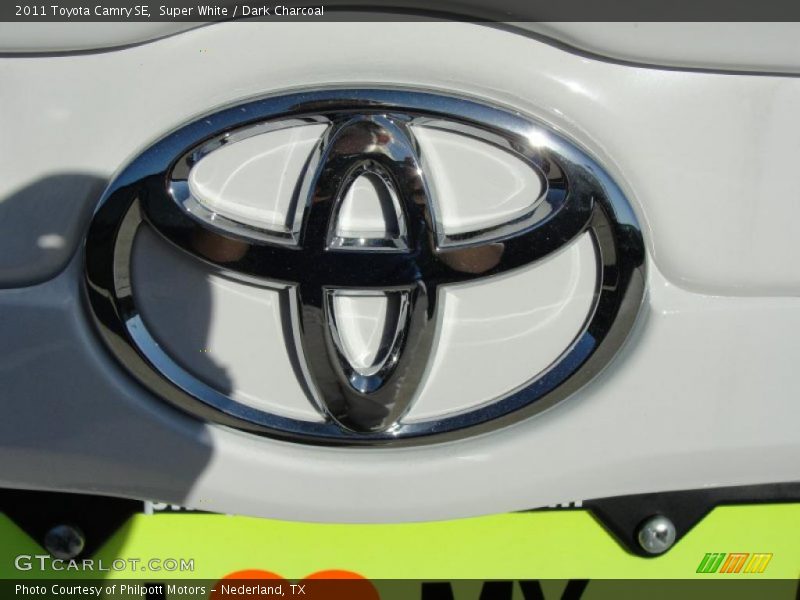 Super White / Dark Charcoal 2011 Toyota Camry SE