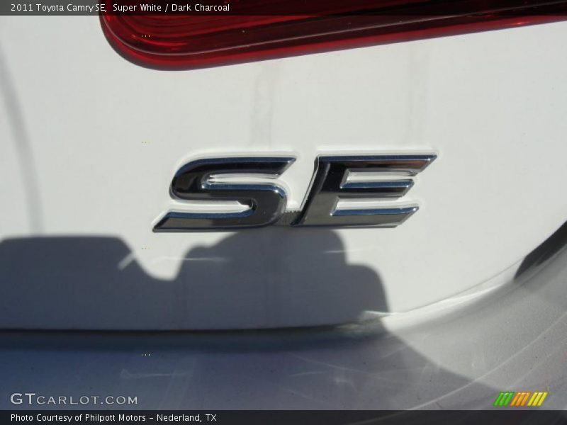 Super White / Dark Charcoal 2011 Toyota Camry SE
