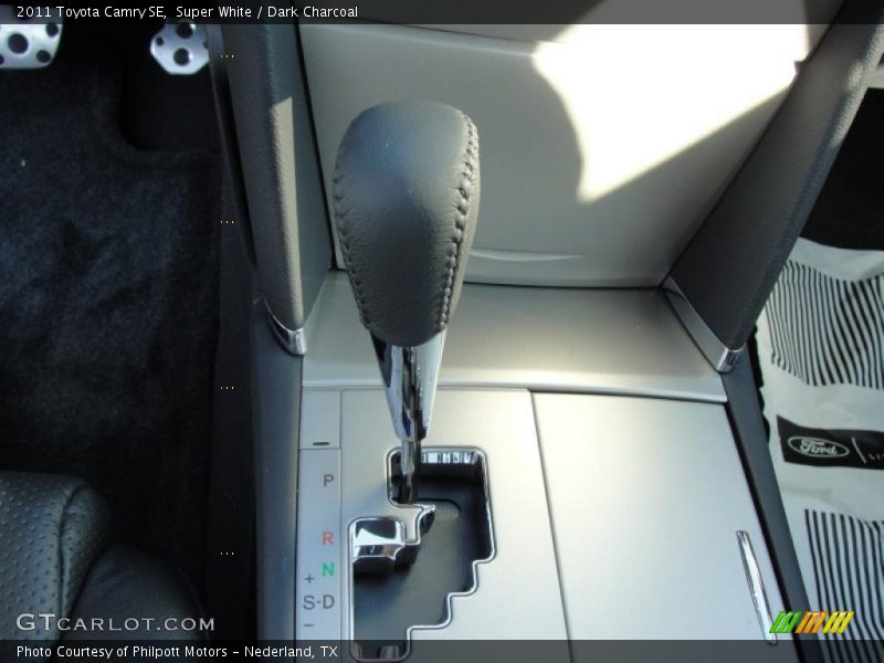 Super White / Dark Charcoal 2011 Toyota Camry SE
