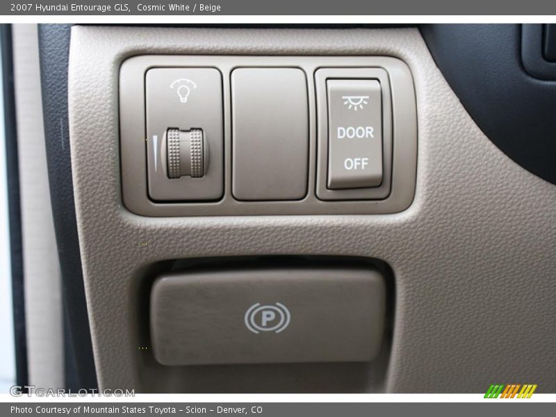 Cosmic White / Beige 2007 Hyundai Entourage GLS