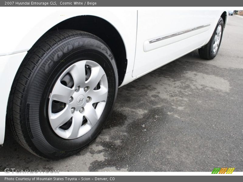 Cosmic White / Beige 2007 Hyundai Entourage GLS