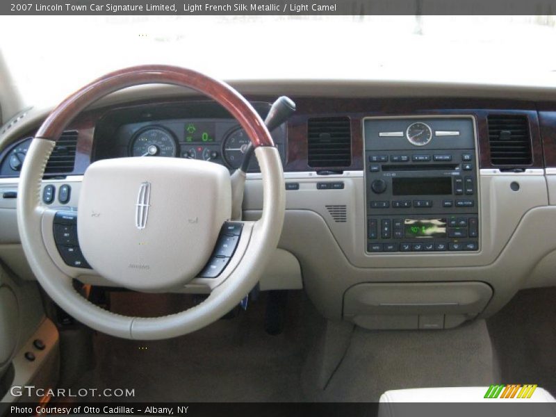 Dashboard of 2007 Town Car Signature Limited