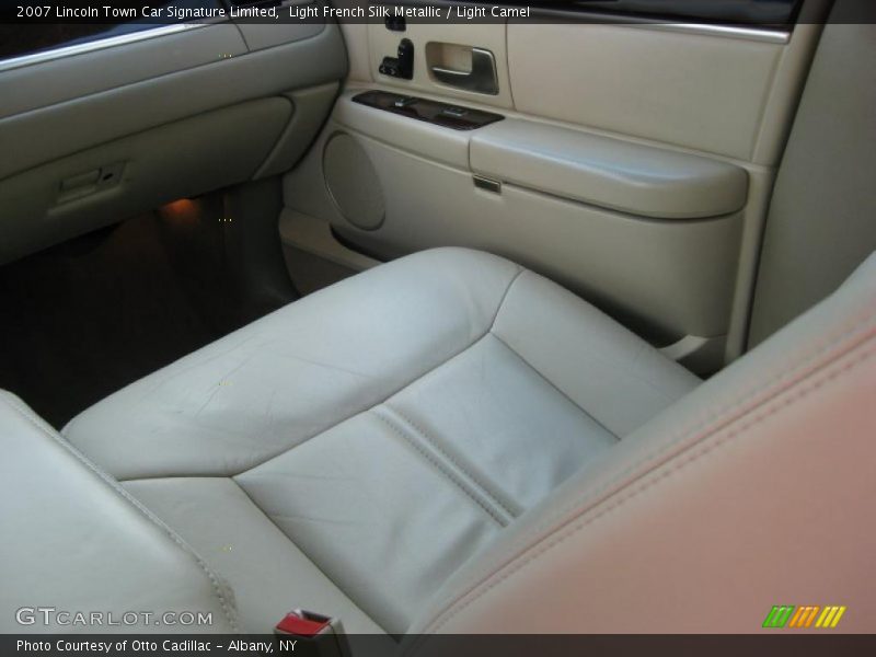 Light French Silk Metallic / Light Camel 2007 Lincoln Town Car Signature Limited