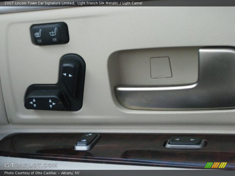 Controls of 2007 Town Car Signature Limited