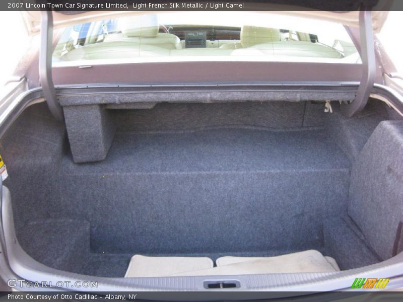  2007 Town Car Signature Limited Trunk