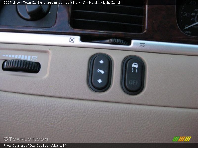 Controls of 2007 Town Car Signature Limited