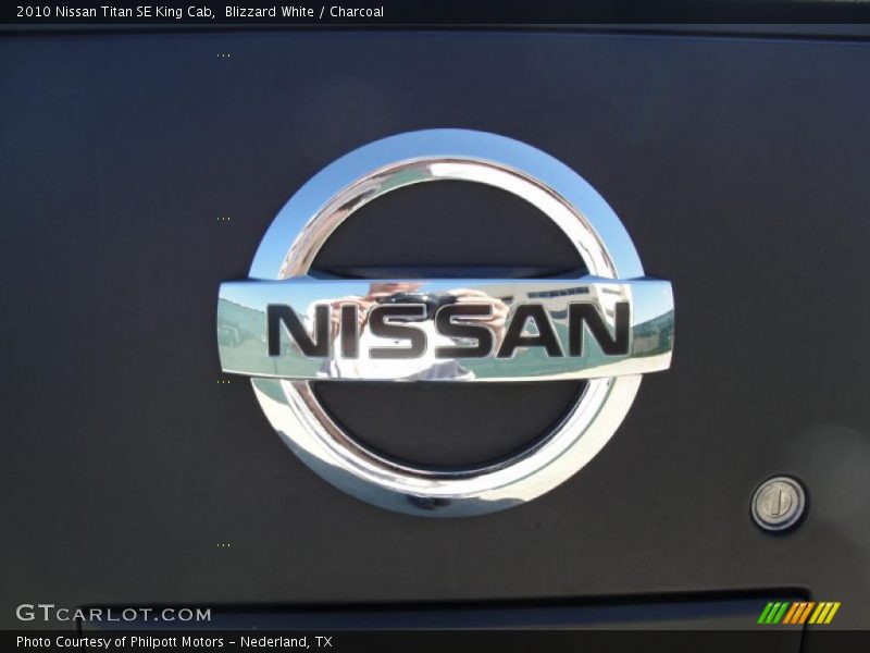 Blizzard White / Charcoal 2010 Nissan Titan SE King Cab