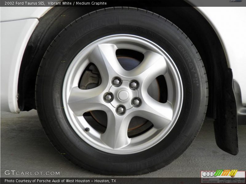 Vibrant White / Medium Graphite 2002 Ford Taurus SES