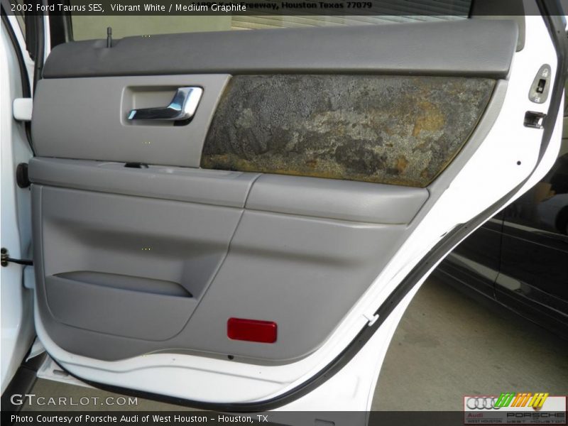 Vibrant White / Medium Graphite 2002 Ford Taurus SES