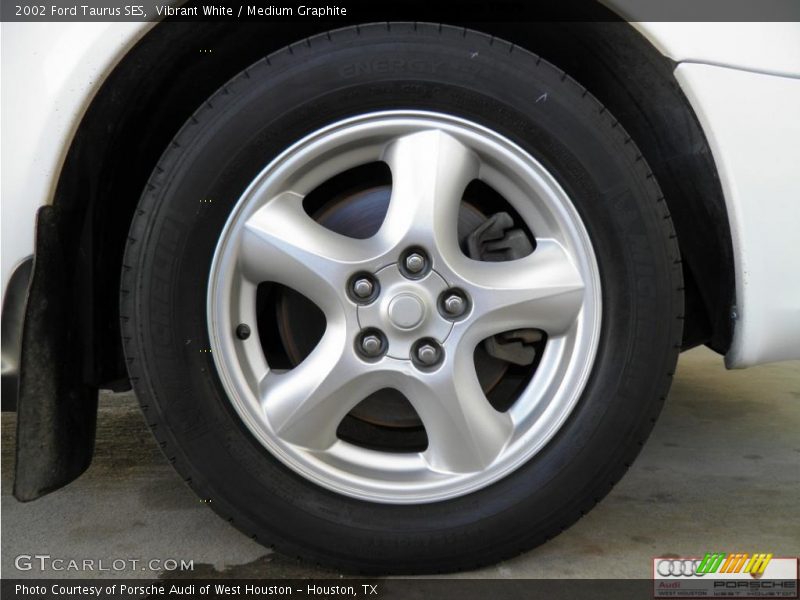 Vibrant White / Medium Graphite 2002 Ford Taurus SES