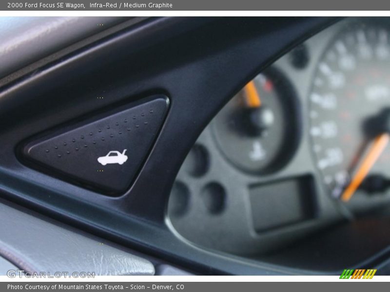 Infra-Red / Medium Graphite 2000 Ford Focus SE Wagon