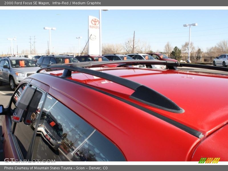 Infra-Red / Medium Graphite 2000 Ford Focus SE Wagon