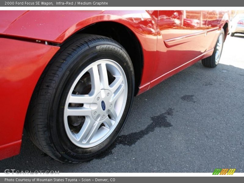 Infra-Red / Medium Graphite 2000 Ford Focus SE Wagon