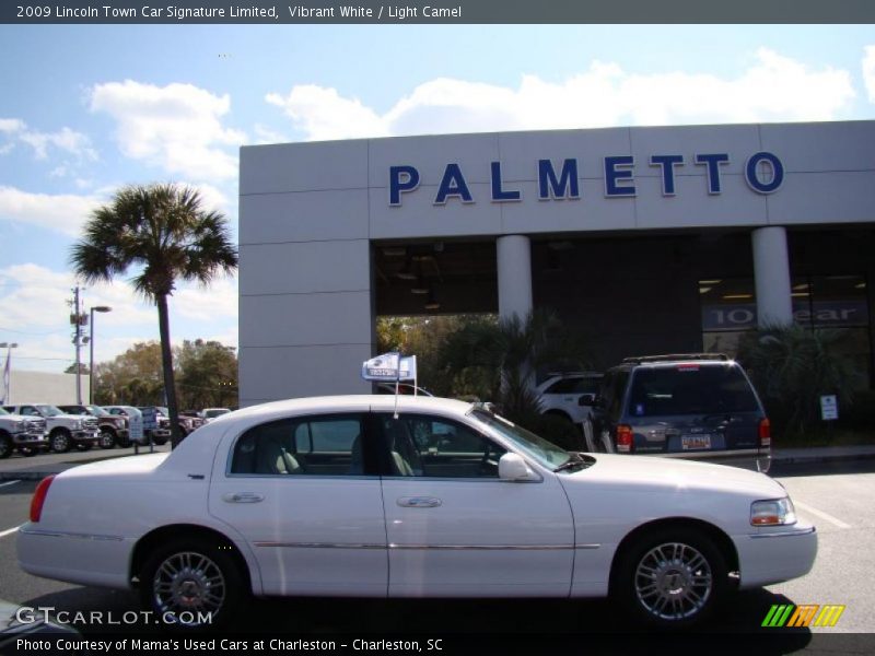 Vibrant White / Light Camel 2009 Lincoln Town Car Signature Limited