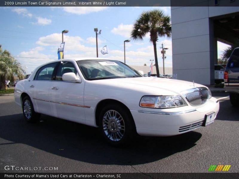 Vibrant White / Light Camel 2009 Lincoln Town Car Signature Limited