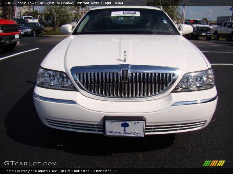 Vibrant White / Light Camel 2009 Lincoln Town Car Signature Limited