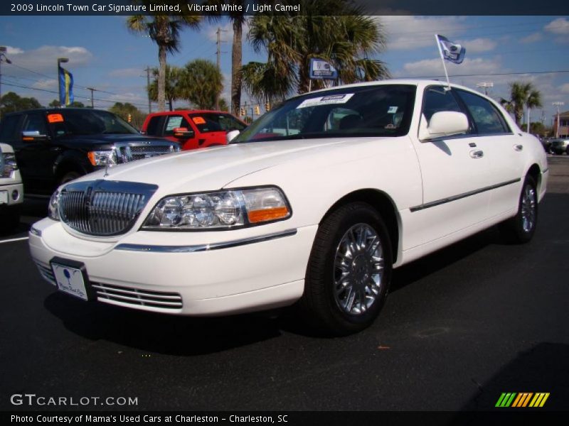 Vibrant White / Light Camel 2009 Lincoln Town Car Signature Limited