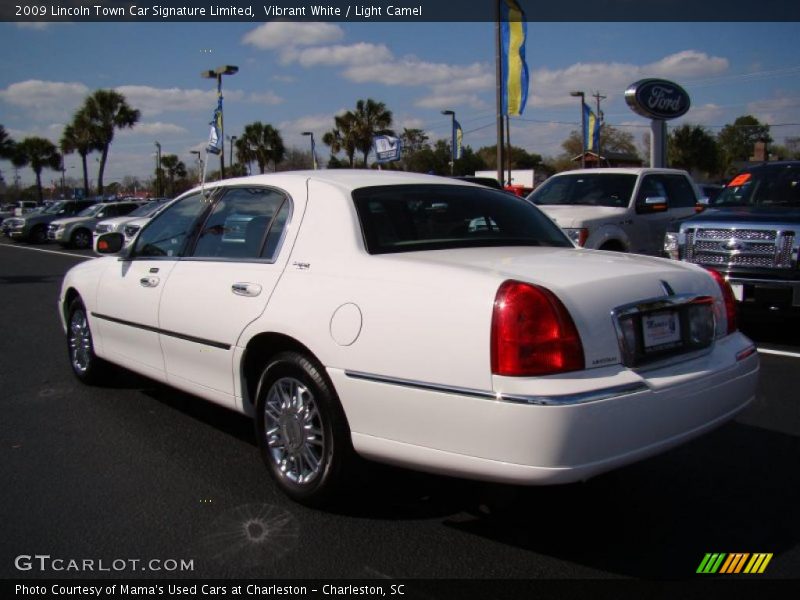 Vibrant White / Light Camel 2009 Lincoln Town Car Signature Limited