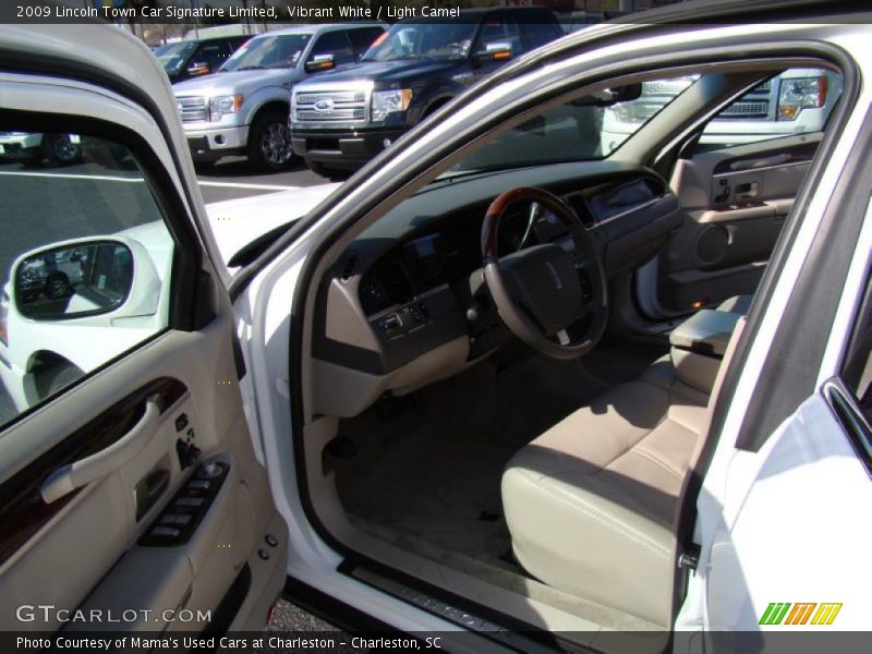 Vibrant White / Light Camel 2009 Lincoln Town Car Signature Limited