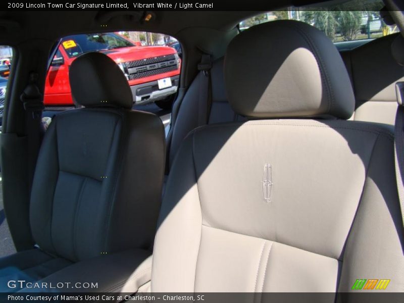 Vibrant White / Light Camel 2009 Lincoln Town Car Signature Limited