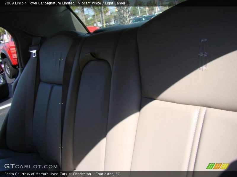 Vibrant White / Light Camel 2009 Lincoln Town Car Signature Limited