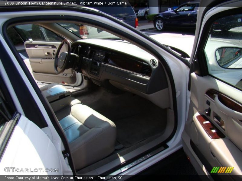 Vibrant White / Light Camel 2009 Lincoln Town Car Signature Limited