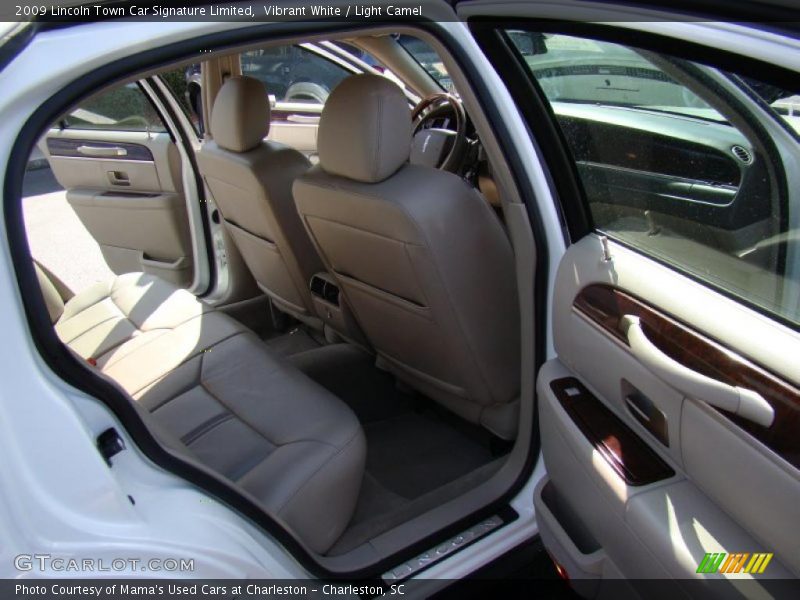 Vibrant White / Light Camel 2009 Lincoln Town Car Signature Limited