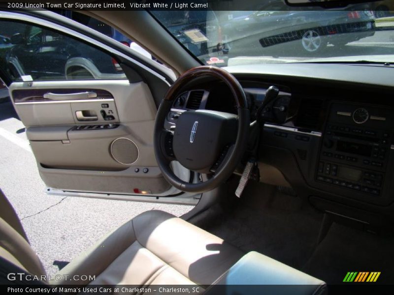 Vibrant White / Light Camel 2009 Lincoln Town Car Signature Limited