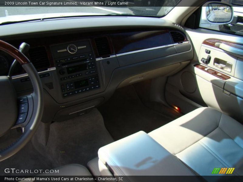 Vibrant White / Light Camel 2009 Lincoln Town Car Signature Limited