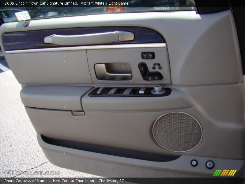 Vibrant White / Light Camel 2009 Lincoln Town Car Signature Limited