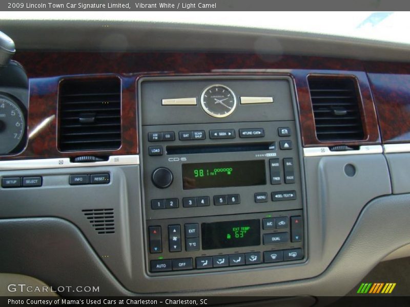 Vibrant White / Light Camel 2009 Lincoln Town Car Signature Limited
