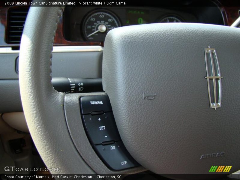 Vibrant White / Light Camel 2009 Lincoln Town Car Signature Limited