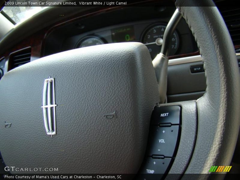 Vibrant White / Light Camel 2009 Lincoln Town Car Signature Limited